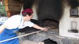 Foto per Preparazione di pane casareccio nel vecchio forno a legna