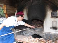 Foto per Preparazione di pane casareccio nel vecchio forno a legna